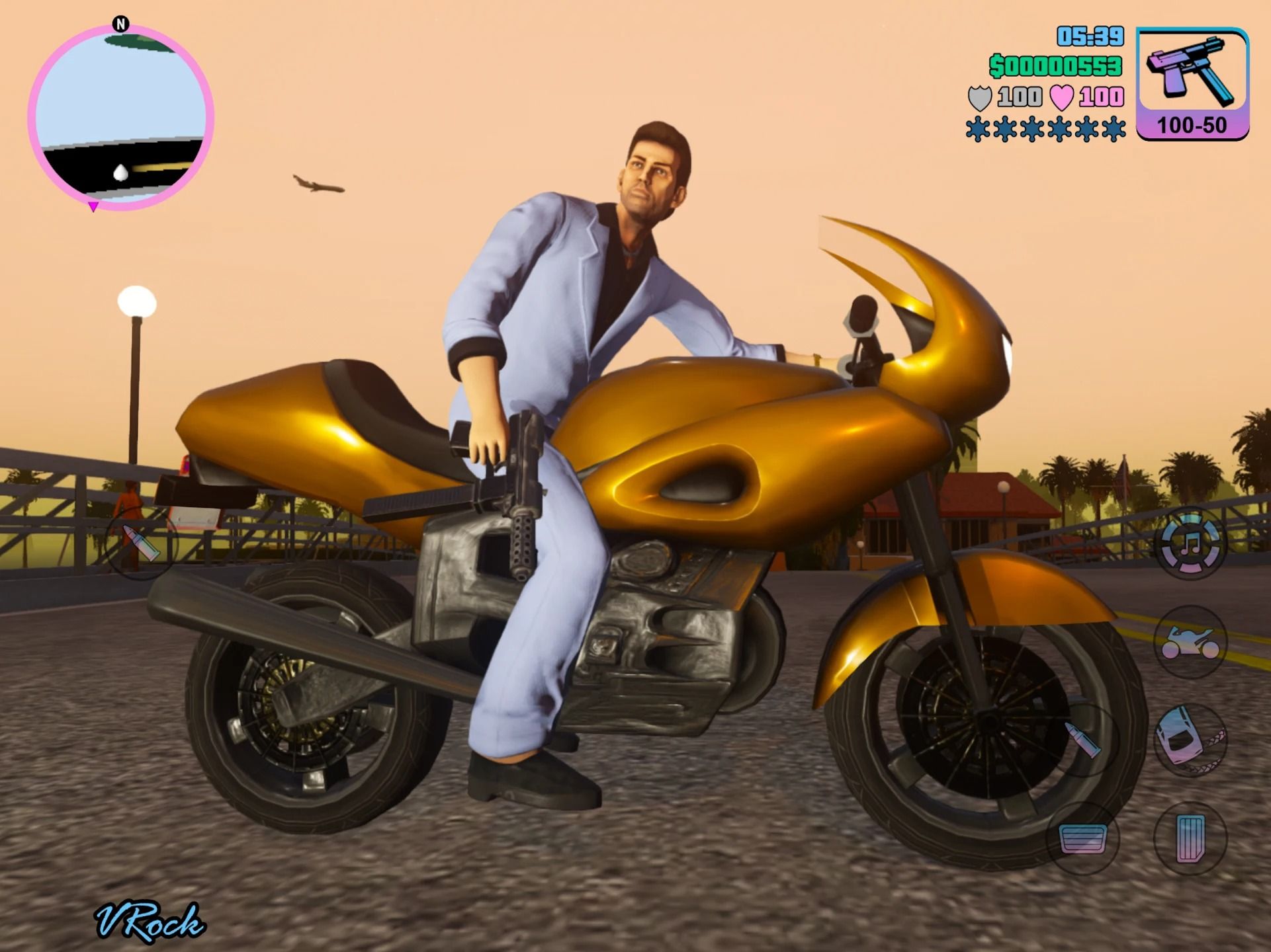 Capture d'écran de GTA Vice City montrant un homme en costume bleu sur une moto dorée