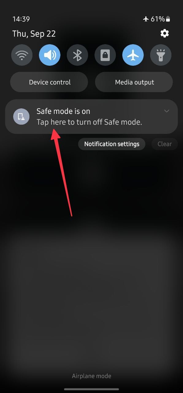 Capture d'écran d'un panneau de notification Android avec l'option Mode sans échec affichée. 