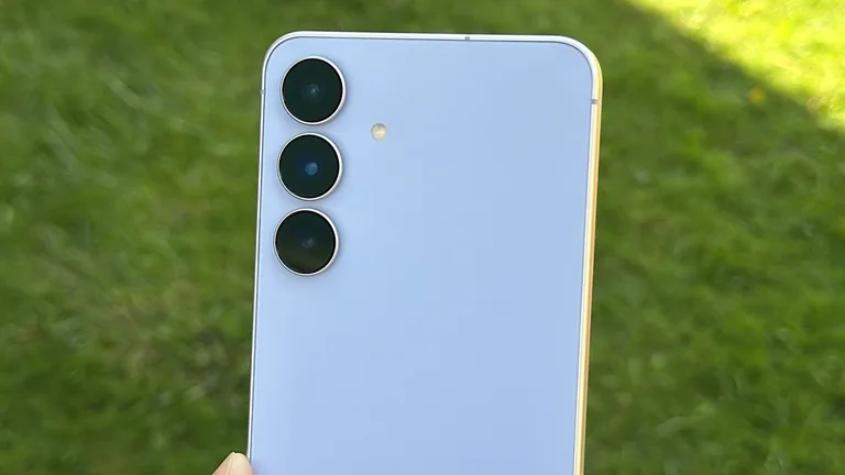 Puissant segment milieu-supérieur avec triple caméra et Galaxy AI : Samsung Galaxy S25 FE Review