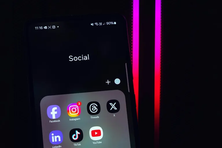 Interdiction des réseaux sociaux pour les moins de 16 ans en Angleterre