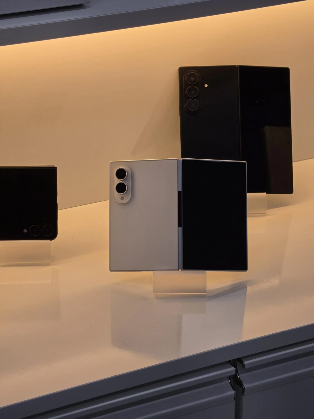 Le Samsung Galaxy Z Fold 8 était exposé dans le magasin avant le lancement