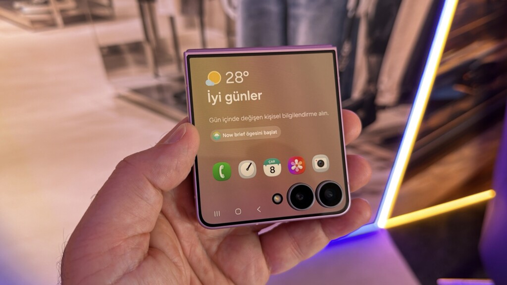 Samsung présente le Galaxy Z Flip 8 : l'écran de couverture fait désormais plus de travail
