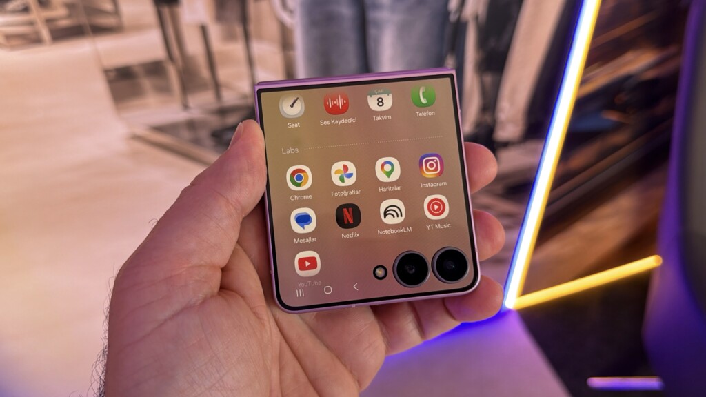 Samsung présente le Galaxy Z Flip 8 : l'écran de couverture fait désormais plus de travail