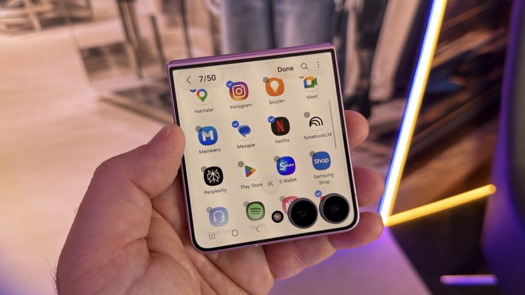 Samsung présente le Galaxy Z Flip 8 : l'écran de couverture fait désormais plus de travail