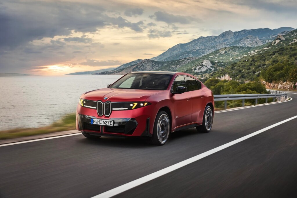 La BMW iX4 offre 688 kilomètres d'autonomie et jusqu'à 603 chevaux