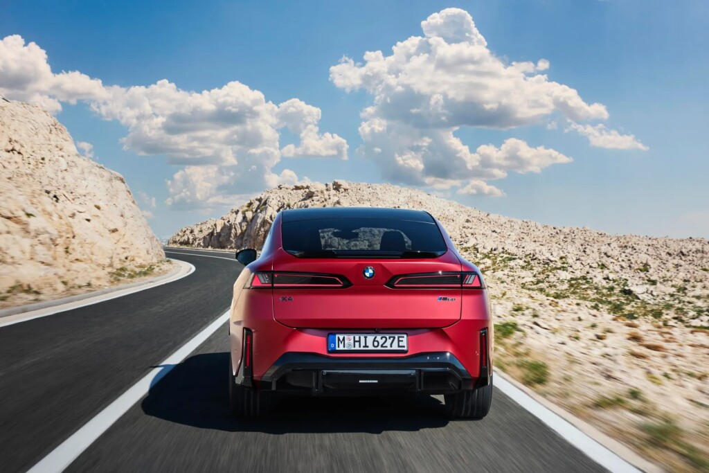 La BMW iX4 offre 688 kilomètres d'autonomie et jusqu'à 603 chevaux